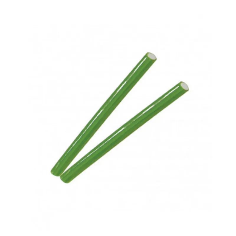 Barritas de regaliz de color verde vibrante sabor manzana con un tierno relleno dulce de color blanco en el interior