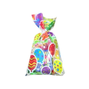 Bolsa de plástico infantil para cumpleaños llena con un paquete de patatas, una bolsa de gusanitos y un surtido de golosinas variadas
