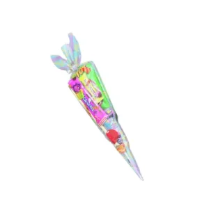 Cono clásico de plástico transparente con motivos infantiles, relleno de una bolsa de gusanitos y golosinas variadas