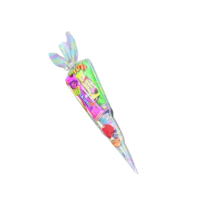 Cono clásico de plástico transparente con motivos infantiles, relleno de una bolsa de gusanitos y golosinas variadas