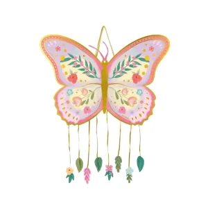 📋 Especificaciones Técnicas Forma: Mariposa en pleno vuelo. Dimensiones de la Piñata: 39 cm (alto) x 47 cm (ancho). Un tamaño ideal para ser vista desde cualquier rincón. Capacidad de Almacenamiento: Cuenta con un compartimento interno (bolsa) de 30 x 13 x 18 cm, ofreciendo un espacio generoso para una gran variedad de sorpresas.