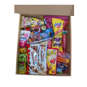 Caja de regalo tipo sobre de 30x27 cm rellena de una selección variada de dulces, snacks y golosinas para eventos y regalos personalizados