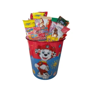 Cubo de Paw Patrol tamaño 30x20x20 cm, lleno de snacks de maíz y golosinas variadas, decorado con personajes de la Patrulla Canina