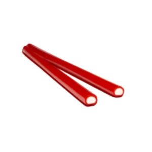 Barras de gominola alargadas sabor fresa de color rojo con un tierno relleno dulce de color blanco en el interior.