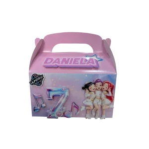 Caja de cumpleaños personalizada hecha a mano tipo picnic de color rosa, con el nombre Daniela, el número 7 en relieve y personajes infantiles de Huntrix